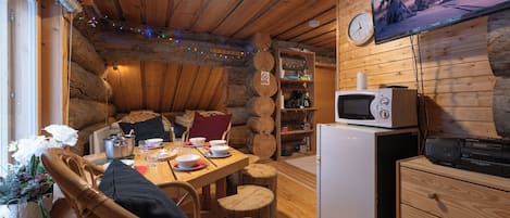 Apartamento básico, 1 quarto, banheiro privativo | Opções para refeição no quarto