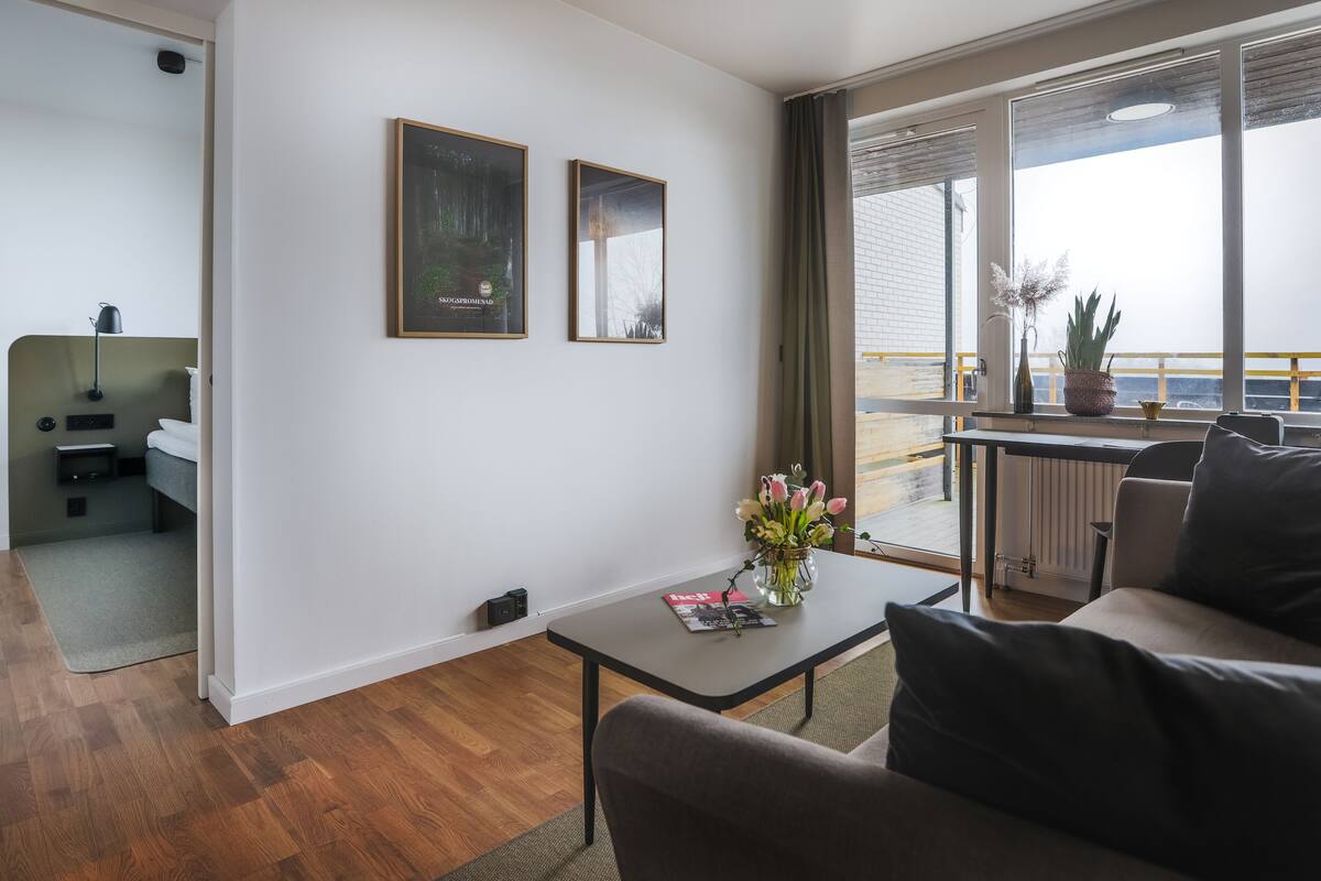 family room | individually decorated, individually furnished, desk, cots/infant beds