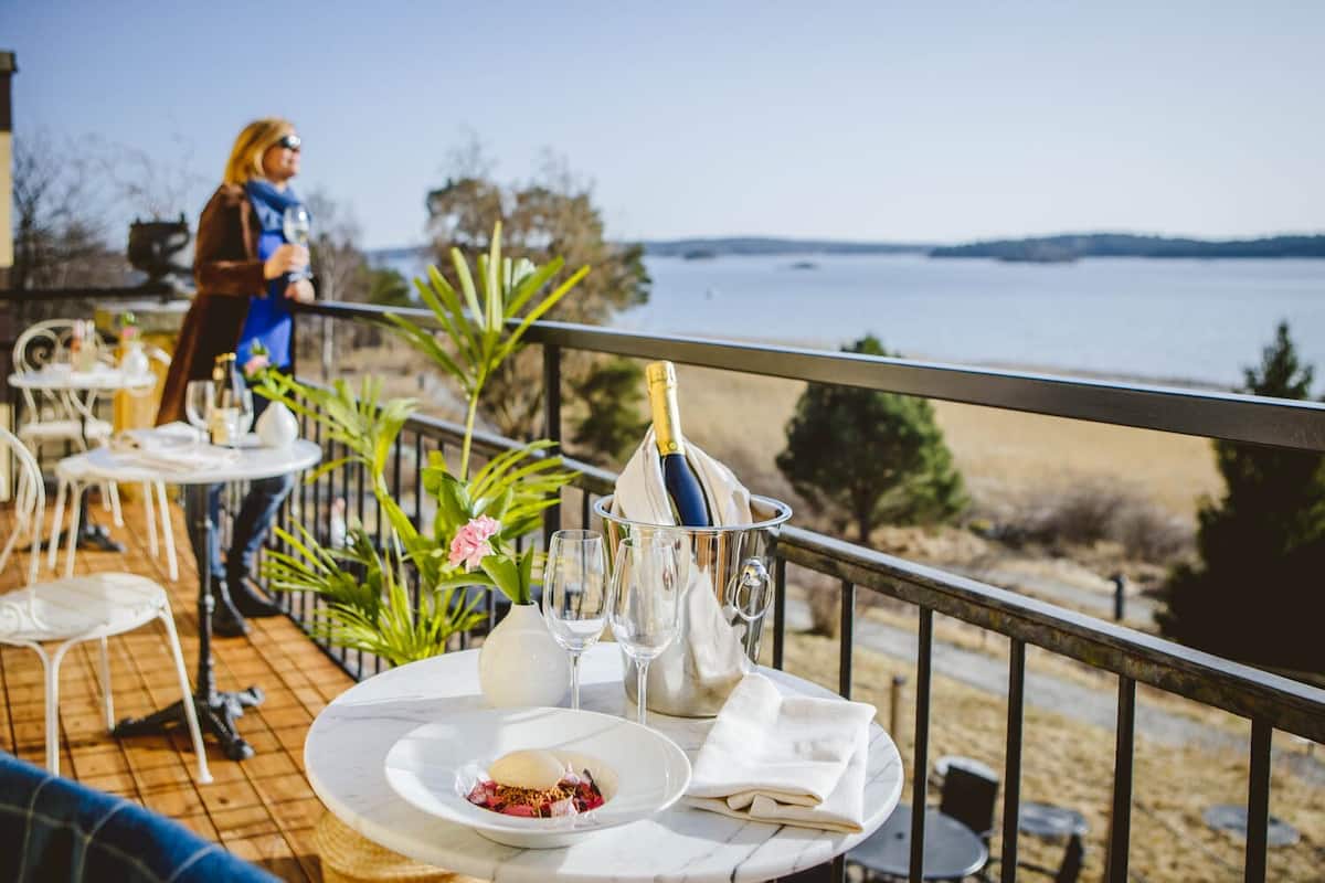 lunch and dinner served, international cuisine