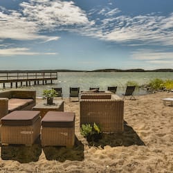 Privat strand och solstolar
