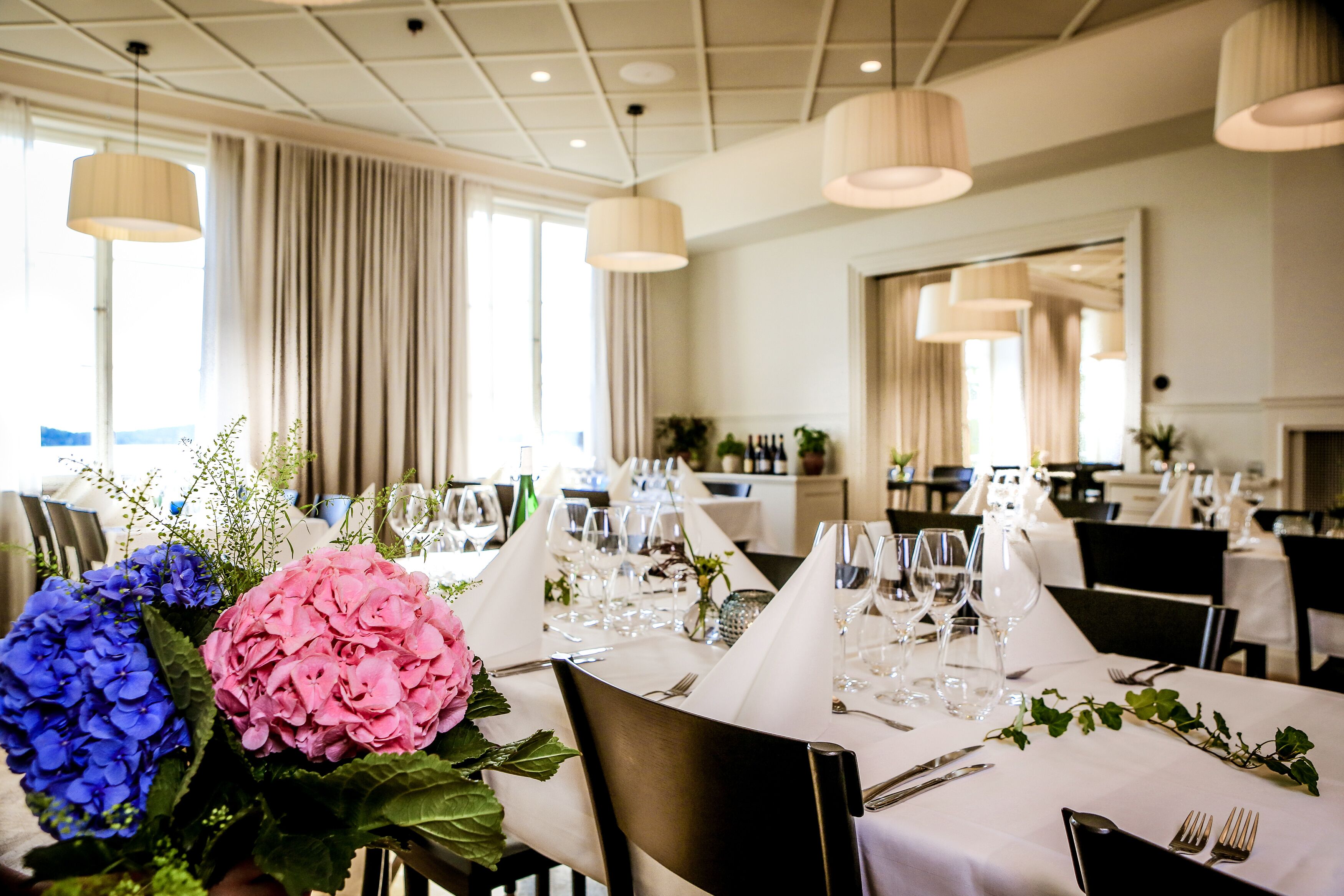 lunch and dinner served, international cuisine