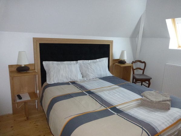 Superior Room | Premium bedding, Select Comfort beds, desk, laptop workspace - Chambres de Condate (Rennes)