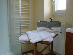 Privilege Room | Bathroom | Free toiletries, hair dryer, towels, toilet paper - Chambres de Condate (Rennes)