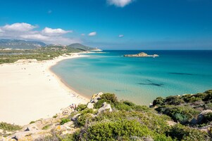 Una spiaggia nelle vicinanze