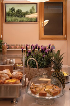 Free daily buffet breakfast  - Marin Hotel (Pula)