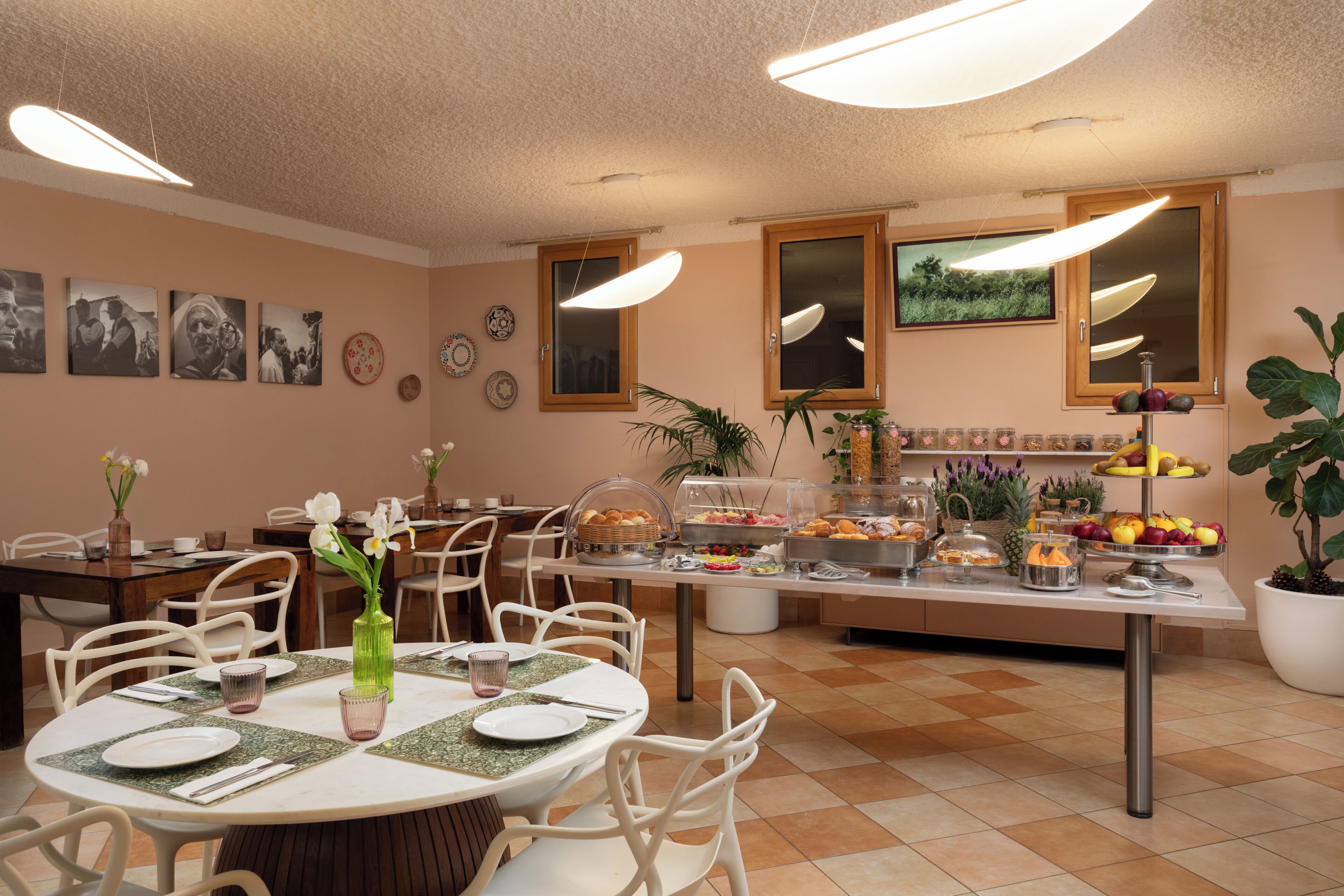 Ein Essbereich mit runden Tischen, Stühlen und einem Buffet mit verschiedenen Speisen.