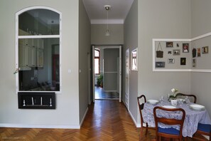 Premium-Apartment, 1 Schlafzimmer (Silver  Boutique) | Wohnbereich | 32-Zoll-Flachbildfernseher mit Kabelempfang, Fernseher