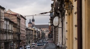 Une vue de rue avec des voies de tramway, des immeubles et une église en arrière-plan.
