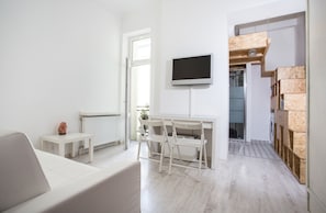 Economy-Apartment, Küche (spa tub,White, Bonerowska-City Centre) | Wohnzimmer | 32-Zoll-Flachbildfernseher mit Kabelempfang, Fernseher