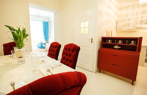 Deluxe-Apartment, Küche (private spa tub, Golden Boutique) | Essbereich im Zimmer