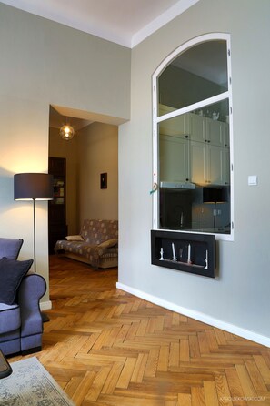 Premium-Apartment, 1 Schlafzimmer (Silver  Boutique) | Wohnbereich | 32-Zoll-Flachbildfernseher mit Kabelempfang, Fernseher