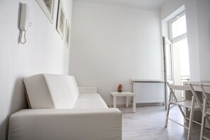 Economy-Apartment, Küche (spa tub,White, Bonerowska-City Centre) | Wohnzimmer | 32-Zoll-Flachbildfernseher mit Kabelempfang, Fernseher