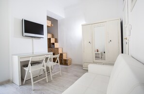 Economy-Apartment, Küche (spa tub,White, Bonerowska-City Centre) | Wohnbereich | 32-Zoll-Flachbildfernseher mit Kabelempfang, Fernseher