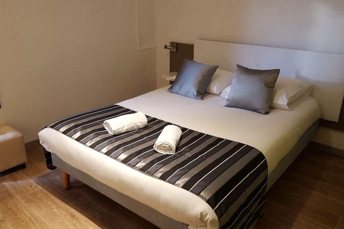 standard double or twin room | 1 bedroom, in-room safe, desk, blackout curtains