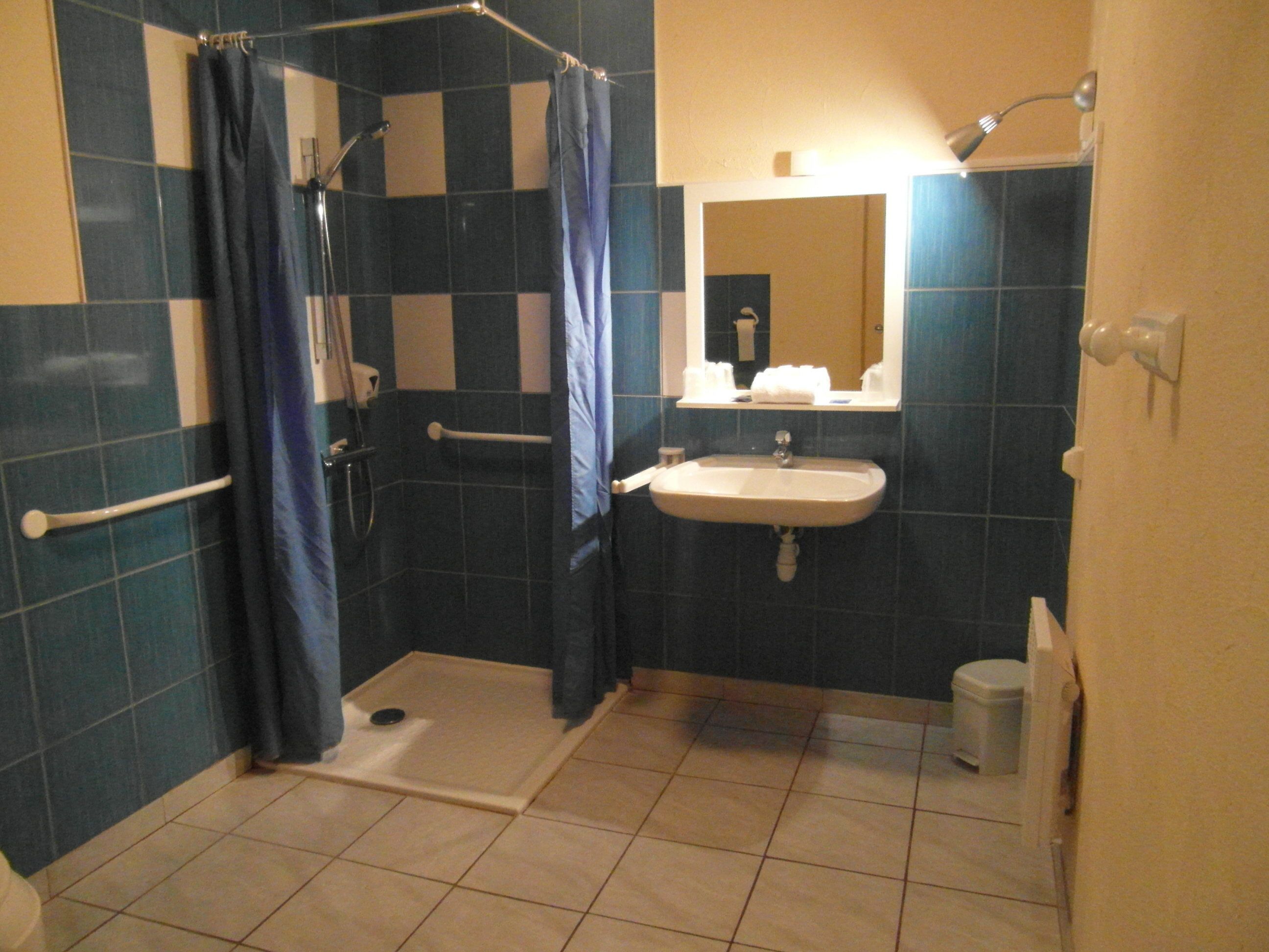 family triple room | bathroom | combined shower/bathtub, free toiletries, hair dryer, towels