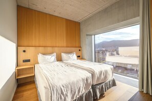 Estudi en suite júnior | Roba de llit d'alta qualitat, caixa forta a l'habitació i escriptori 