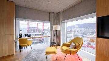 Design Junior Suite | Premium bedding, in-room safe, desk, laptop workspace