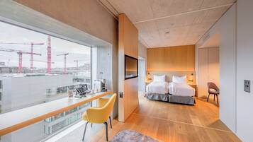 Design Studio | Premium bedding, in-room safe, desk, laptop workspace