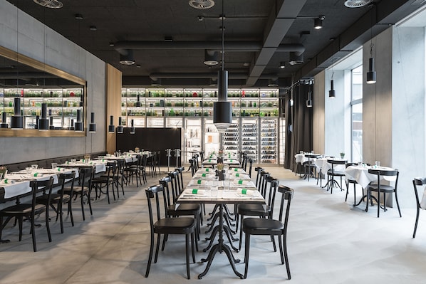 2 restaurants, breakfast, lunch, dinner served; Regional cuisine