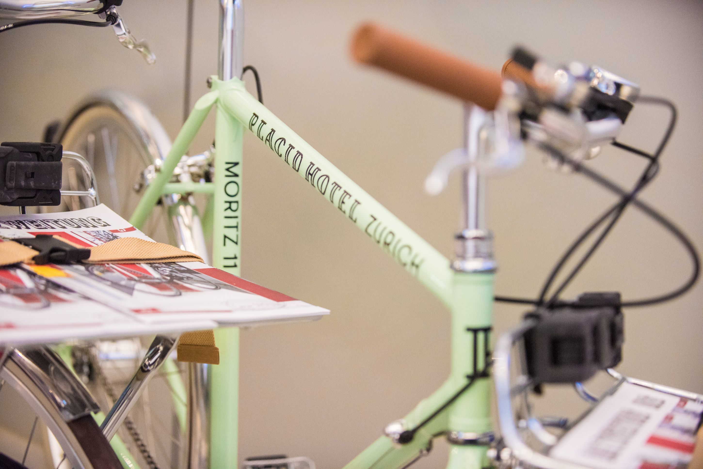 Una bicicleta verde con una etiqueta que dice "MORITZ HOTEL ZURICH".