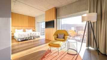 1 غرفة نوم وأغطية فراش متميزة وخزنة داخل الغرفة ومكتب