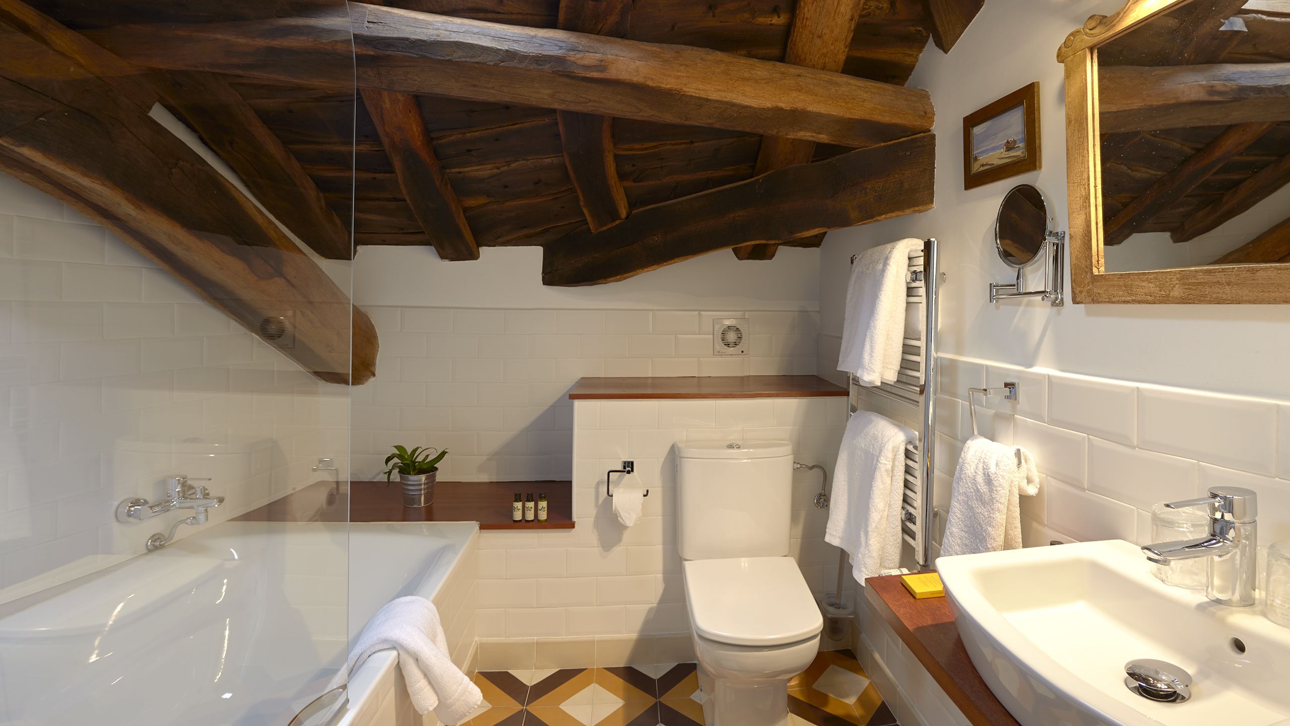 Un baño con bañera, inodoro y lavamanos.