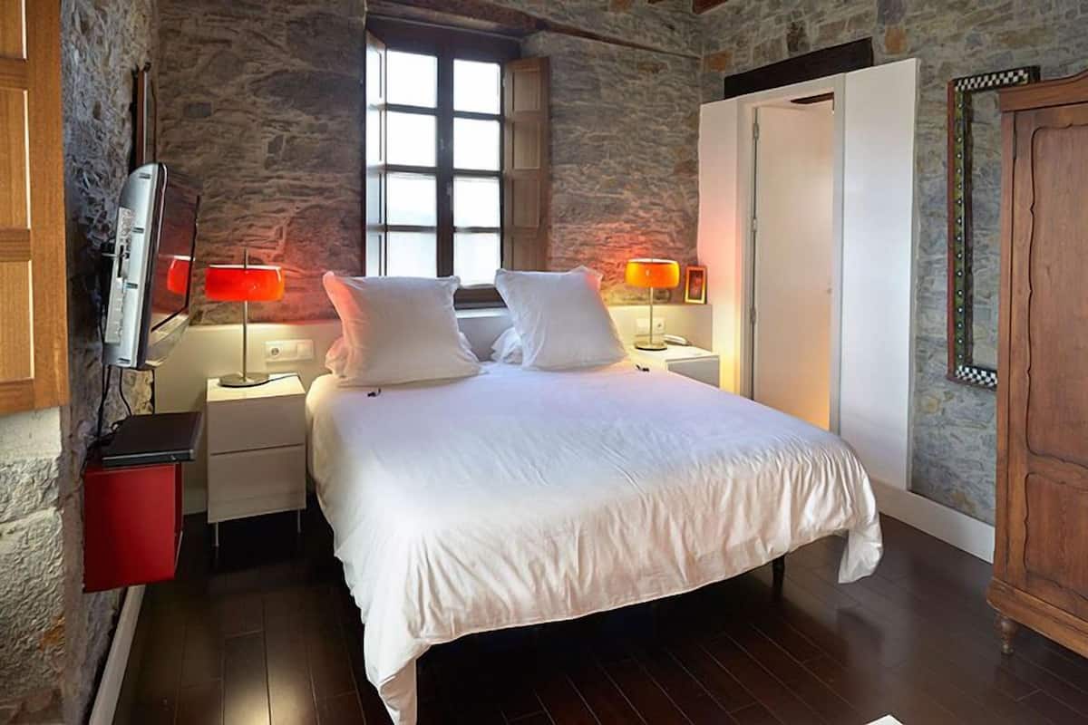 Chambre de base double | Coffre-fort, systĂšme dâinsonorisation, accĂšs au Wi-Fi (inclus)