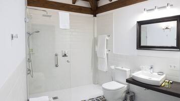 Un baño moderno con ducha, inodoro y lavamanos.