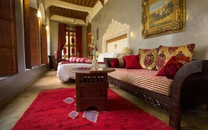 Suite (Samia) | Luxe beddengoed, een kluis op de kamer, extra bedden, gratis wifi