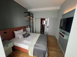 Basic Double Room | Minibar, in-room safe, individually decorated, individually furnished - Lint Hotel (Cologne)