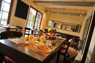 Se ofrece un desayuno continental (17 EUR por persona)