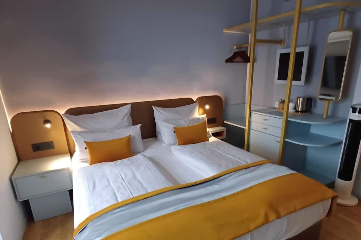 Comfort Double Room | Minibar, in-room safe, individually decorated, individually furnished