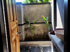 Standard Double Room, 1 Bedroom, Pool View | Bathroom | Free toiletries, towels