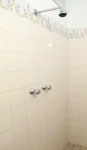 Shower, bidet, towels - Hotel Ronconi (Rimini)