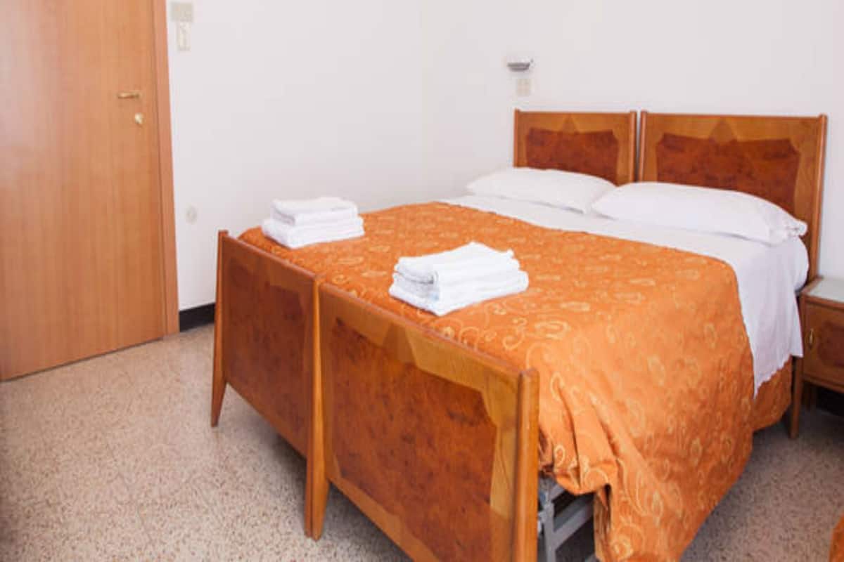 Camera con letto matrimoniale o 2 letti singoli | Culle/letti per bambini (gratuiti), Wi-Fi gratuito