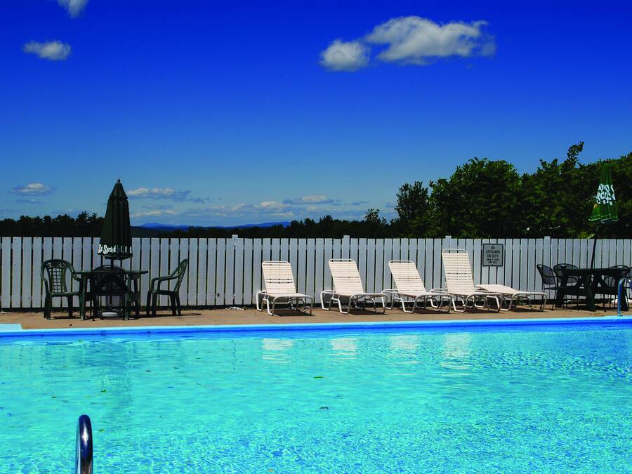 Una piscina al aire libre de temporada