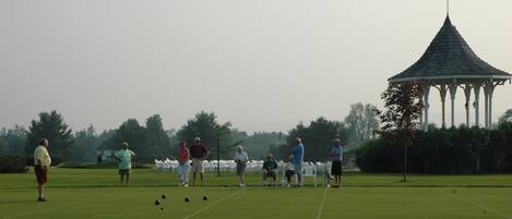 Ein Golfplatz mit einer Laube und einer Golfergruppe.