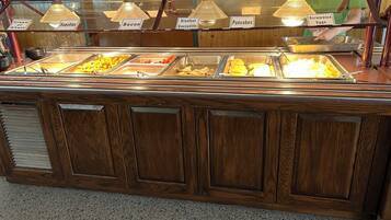 Ontbijtbuffet op werkdagen (USD 16.20 per persoon)