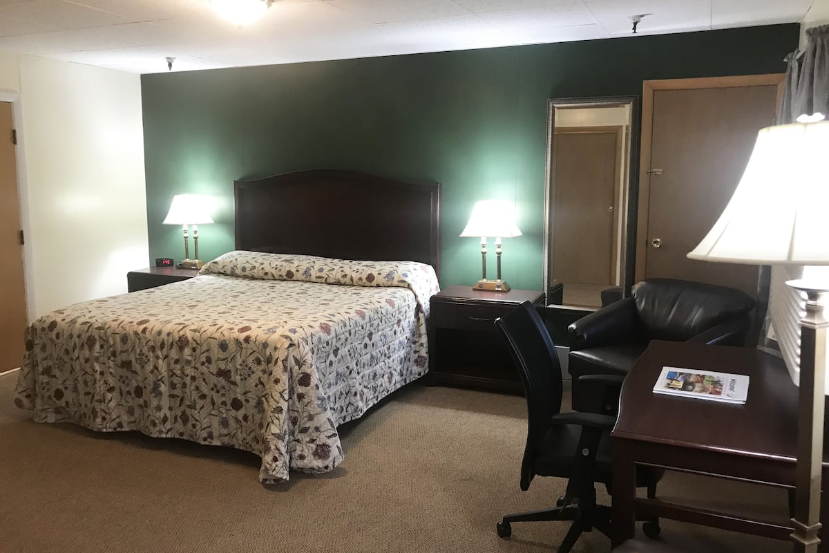 Iron/ironing board (on request), WiFi (free), bed sheets