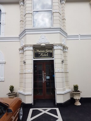 Front of property - Maison Gorey Hotel (Grouville)