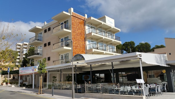 A multi-story building with a restaurant named "Hawaii Bar Restaurante" on the ground floor. - Hotel Creta Paguera (Calvia)