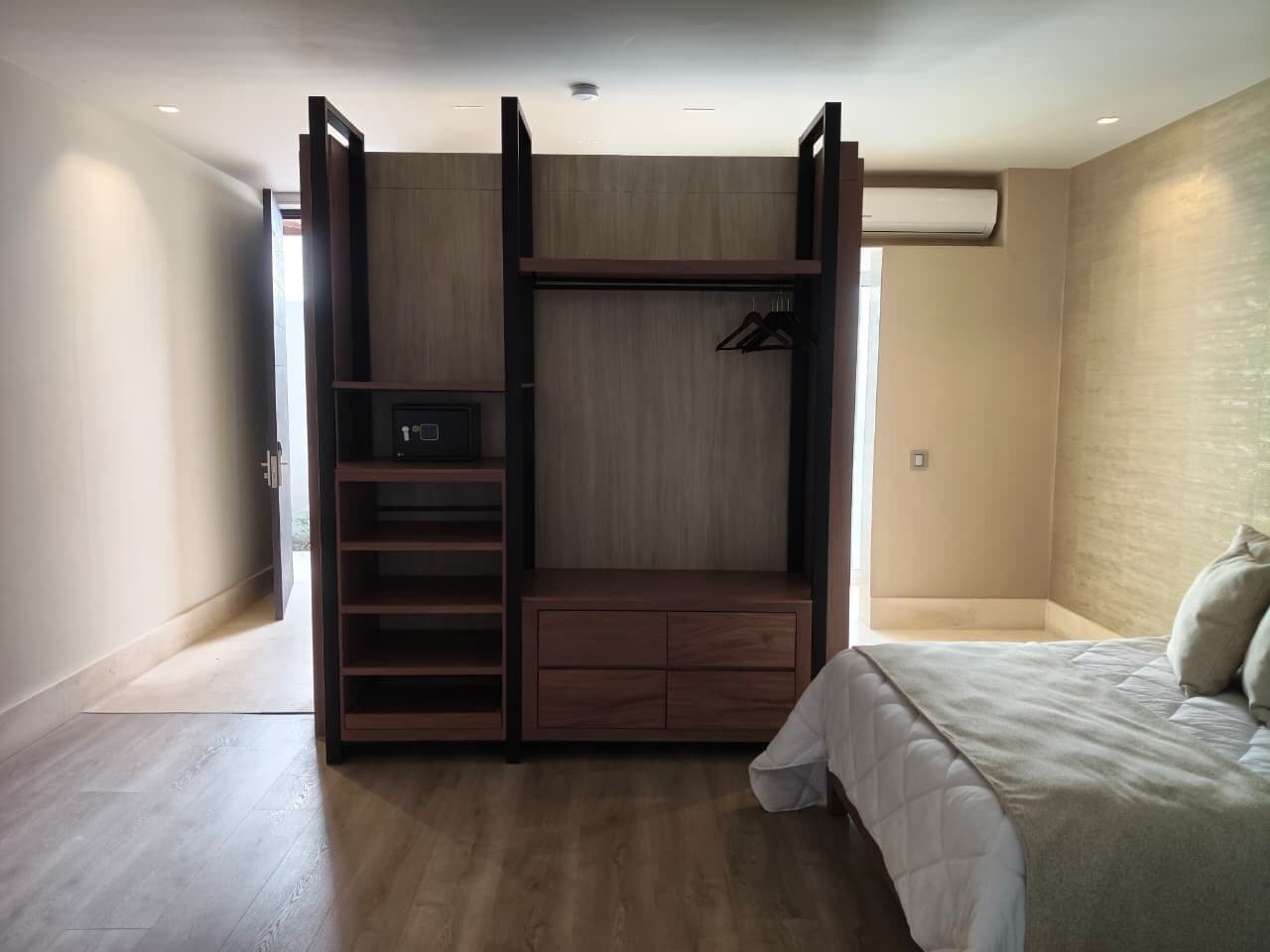 Suíte júnior, banheira de imersão | Roupas de cama premium, edredons de pluma, camas com colchões pillow-top