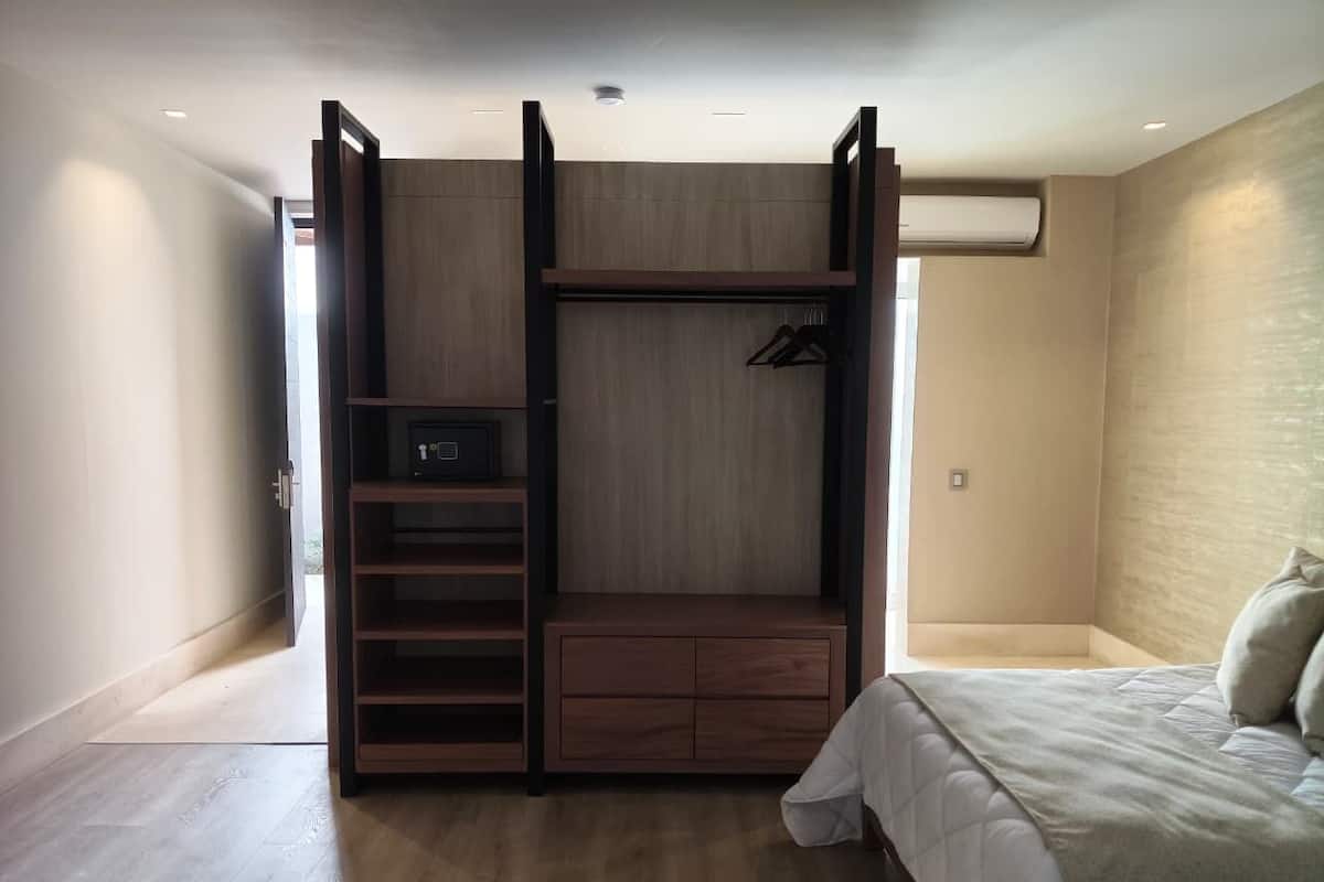 Suíte júnior, banheira de imersão | Roupas de cama premium, edredons de pluma, camas com colchões pillow-top