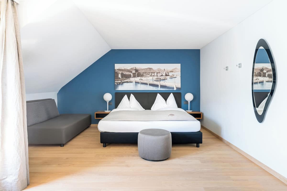 Minibar, caja de seguridad en la habitación, wifi gratis y ropa de cama