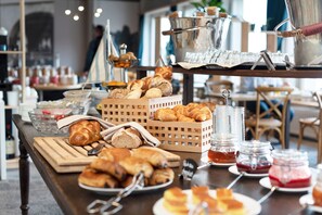 Daily buffet breakfast for a fee