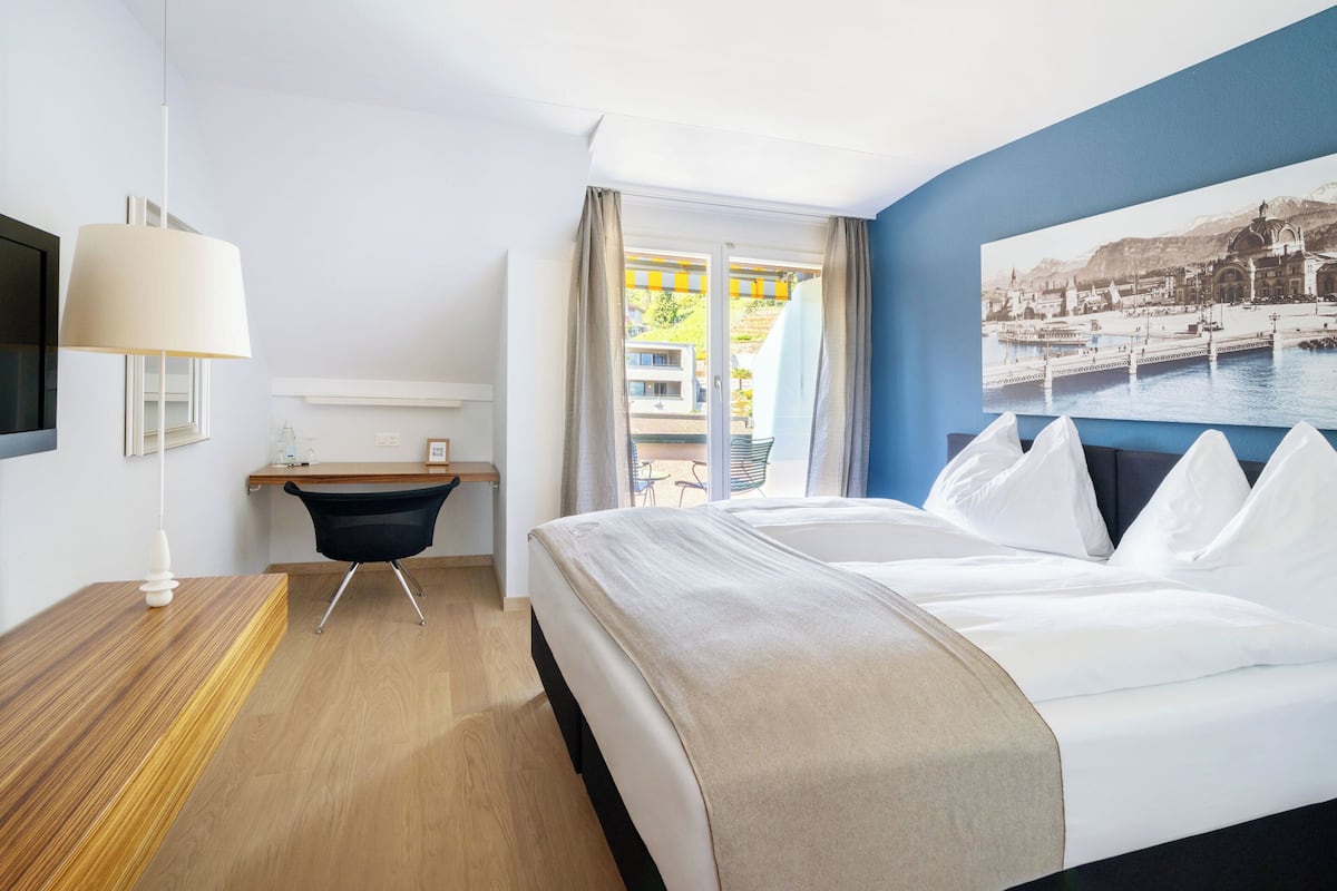Minibar, caja de seguridad en la habitación, wifi gratis y ropa de cama