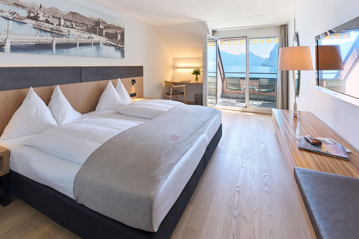 Double Room, Balcony, Lake View | Minibar, in-room safe, WiFi (free), bed sheets