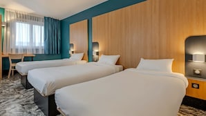 A hotel room with three beds, a desk, and a chair. - B&B HOTEL Maubeuge Louvroil (Louvroil)
