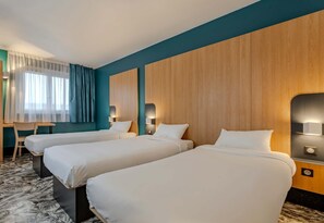 Dreibettzimmer | Zimmersafe, Schreibtisch, schallisolierte Zimmer, Bügeleisen/Bügelbrett