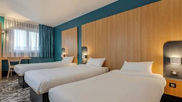 Habitación triple | Caja de seguridad en la habitación, escritorio y insonorización